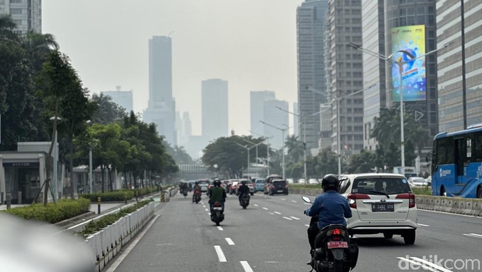 Penampakan awan saat DKI Jakarta amat berpolusi.