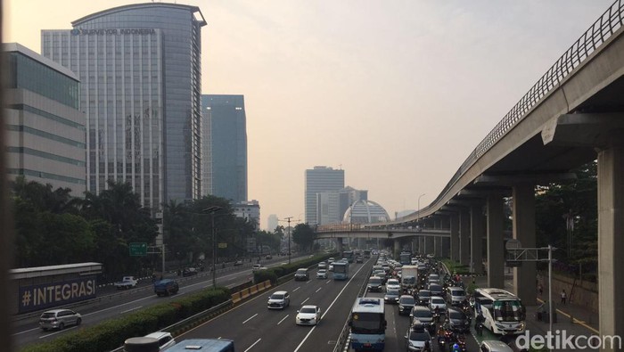 Kondisi langit jakarta pukul 06:45 di Halte Tegalparang, Jakarta Selatan, Selasa (30/5/2023).