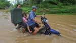 Potret Kendaraan Nekat Terobos Banjir di Jambi