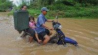 Banjir yang terjadi akibat kurang berfungsinya sistem drainase setelah kota itu dilanda hujan deras sekitar tiga jam pada Selasa (30/5) dini hari.