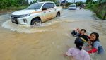 Potret Kendaraan Nekat Terobos Banjir di Jambi