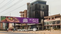 Markas Biro Pusat Statistik Sudan digambarkan setelah dibakar di jalan al-Sittin (enam puluh) di selatan Khartoum, Senin (29/5/2023). Gencatan senjata seminggu penuh yang dimediasi dalam pembicaraan yang dipimpin oleh Arab Saudi dan AS di Jeddah jatuh tempo hingga Senin malam.