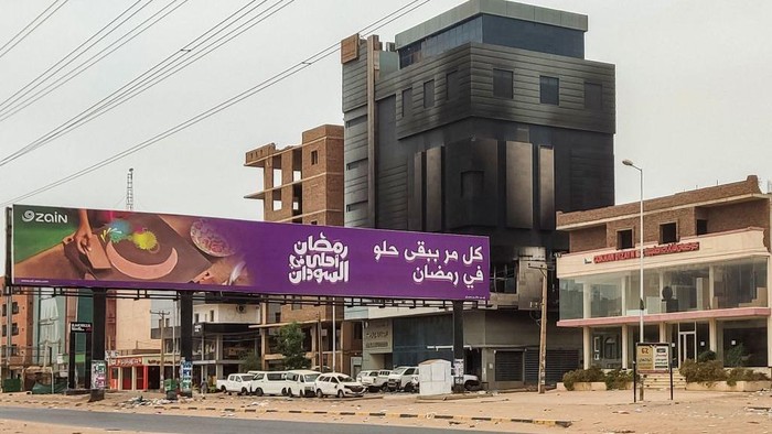 Potret Situasi di Sudan, Enam Minggu Konflik Tewaskan 1.800 Orang The headquarters of Sudan's Central Bureau of Statistics is pictured after it was burnt down on al-Sittin (sixty) road in the south of Khartoum on May 29, 2023. Gunfire rang out in the Sudanese capital on May 28, adding to truce violations which United States and Saudi mediators said hindered the delivery of desperately needed aid. In six weeks of urban warfare, more than 1,800 people have been killed, according to the Armed Conflict Location and Event Data Project. (Photo by AFP) (Photo by -/AFP via Getty Images)