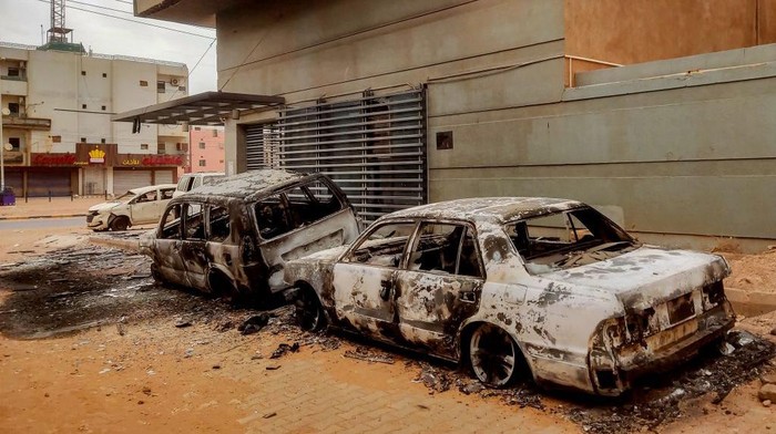 Potret Situasi di Sudan, Enam Minggu Konflik Tewaskan 1.800 Orang The headquarters of Sudan's Central Bureau of Statistics is pictured after it was burnt down on al-Sittin (sixty) road in the south of Khartoum on May 29, 2023. Gunfire rang out in the Sudanese capital on May 28, adding to truce violations which United States and Saudi mediators said hindered the delivery of desperately needed aid. In six weeks of urban warfare, more than 1,800 people have been killed, according to the Armed Conflict Location and Event Data Project. (Photo by AFP) (Photo by -/AFP via Getty Images)
