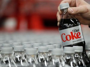 Pramugari Ini Larang Penumpang Pesawat untuk Pesan Minuman Soda