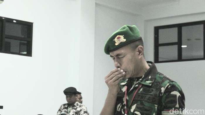 Pratu Rian menangis mendengarkan vonis penjara seumur hidup. (Farid/detikSumut)