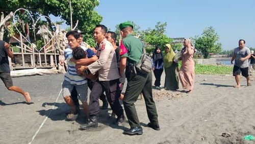 Proses evakuasi nelayan tenggelam  di perairan Muara Perancak, Kecamatan Jembrana, Kabupaten Jembrana, Bali, Selasa (30/5/2023). (Foto: Istimewa)