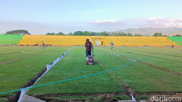 Proses pembenahan drainase dan perbaikan rumput di Stadion BJ Habibie Parepare.