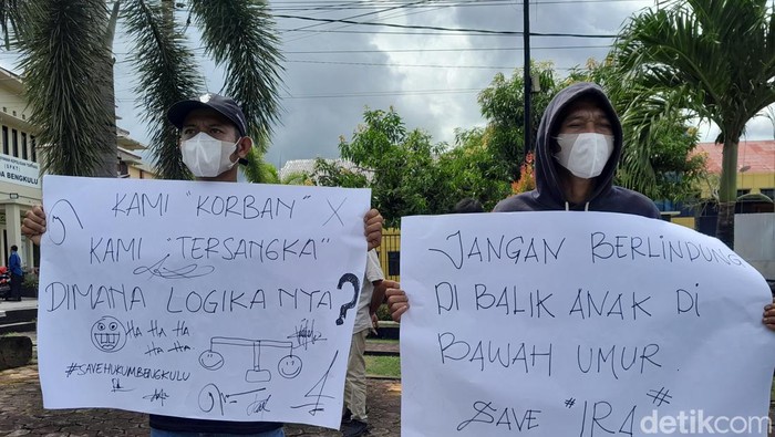 Keluarga ART yang dihamili anak majikan protes di depan Mapolda Bengkulu.