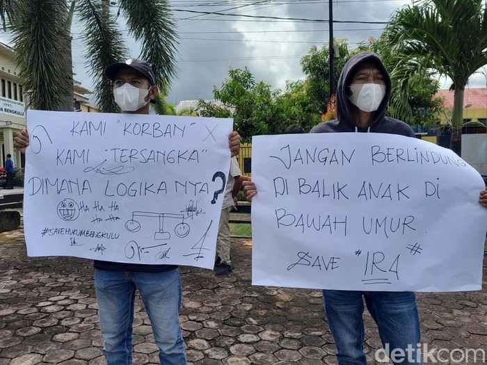 Keluarga ART yang dihamili anak majikan protes di depan Mapolda Bengkulu.