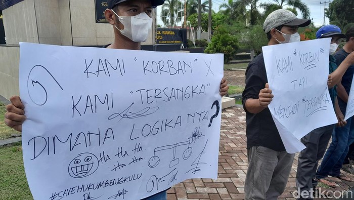 Keluarga ART yang dihamili anak majikan protes atas penetapan tersangka ART di depan Mapolda Bengkulu.