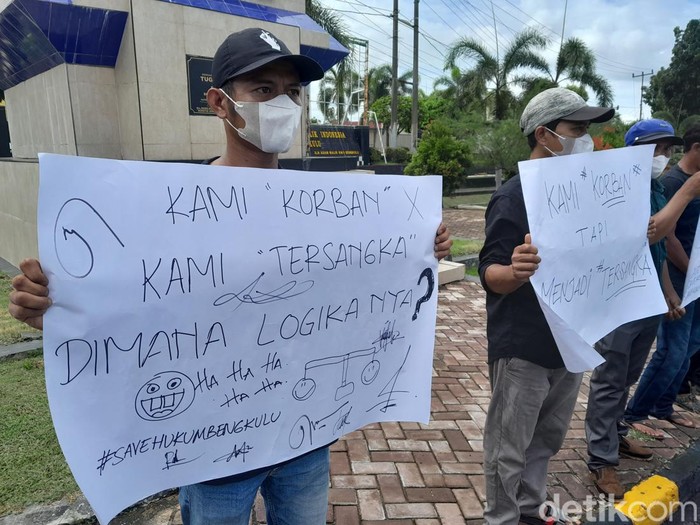 Keluarga ART yang dihamili anak majikan protes atas penetapan tersangka ART di depan Mapolda Bengkulu.