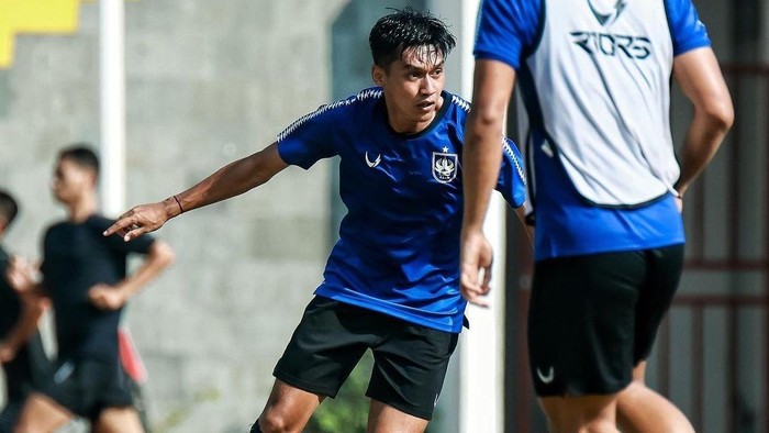 Pemain PSIS, Septian David Maulana saat mengikuti latihan di lapangan Sidodadi Semarang.