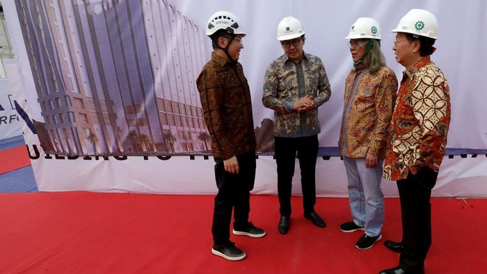 Pusat Data Center Tier Pertama Bakal Ada di Pusat Kota Jakarta Kolaborasi DCI Indonesia dengan Salim Group akan membangun Pusat Data Center Tier Pertama di Pusat Kota Jakarta. Seperti apa?
PT DCI Indonesia Tbk (DCI) sebagai penyedia layanan infrastruktur pusat data (colocation) terkemuka di Indonesia dan PT Datacenter Indonesia Sukses Perkasa (DISP) melakukan acara topping off Fasilitas Pusat Data Tepi atau edge data center E1 mliik PT DISP, yang berlokasi di Ariobimo Sentral, Jakarta Selatan. DISP merupakan anggota kemitraan DCI Platform terbaru PT DCI Indonesia, Tbk. (Foto: Dok. DCI)