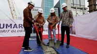 Hadir dalam acara tersebut Direktur PT Datacenter Indonesia Sukses Perkasa Ricky Garyati, Senior Advisor PT DCI Indonesia J.C Gani, President Director PT DCI Indonesia Toto Sugiri dan Perwakilan dari Salim Group Reginald Hamdani saat acara Topping Off Data Center Tier IV Pertama di Pusat Kota Jakarta, Selasa 30 Mei 2023.