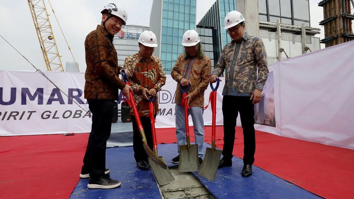 Pusat Data Center Tier Pertama Bakal Ada di Pusat Kota Jakarta Kolaborasi DCI Indonesia dengan Salim Group akan membangun Pusat Data Center Tier Pertama di Pusat Kota Jakarta. Seperti apa?
PT DCI Indonesia Tbk (DCI) sebagai penyedia layanan infrastruktur pusat data (colocation) terkemuka di Indonesia dan PT Datacenter Indonesia Sukses Perkasa (DISP) melakukan acara topping off Fasilitas Pusat Data Tepi atau edge data center E1 mliik PT DISP, yang berlokasi di Ariobimo Sentral, Jakarta Selatan. DISP merupakan anggota kemitraan DCI Platform terbaru PT DCI Indonesia, Tbk. (Foto: Dok. DCI)