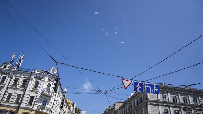 Tracks and white smoke are seen in the sky during Russian rocket attack in Kyiv, Ukraine, Monday, May 29, 2023. (AP Photo/Evgeniy Maloletka)