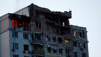 Sedikitnya 10 ledakan terdengar di wilayah ibu kota Kyiv, Ukraina. Suara sirene yang memperingatkan adanya serangan udara meraung-raung di Kyiv.  