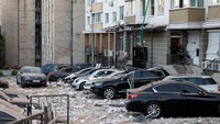 Pemandangan menunjukkan mobil rusak setelah serangan besar-besaran pesawat tak berawak Rusia, di tengah serangan Rusia di Ukraina, di Kyiv, Ukraina, Selasa (30/5/2023).  