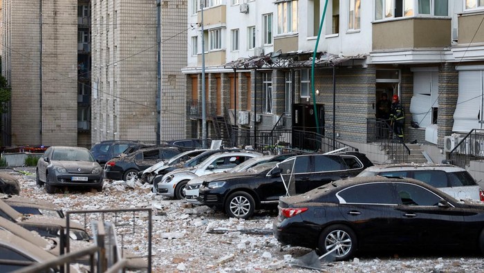 Rentetan Serangan Udara Rusia Bikin Kyiv Porak-poranda Firefighters work near cars damaged during a massive Russian drone strike, amid Russiaβs attack on Ukraine, in Kyiv, Ukraine May 30, 2023. REUTERS/Valentyn Ogirenko TPX IMAGES OF THE DAY