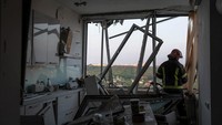 Kiev, yang relatif terhindar dari serangan sejak Moskow melancarkan invasi awal tahun ini, menghadapi serangan udara hampir setiap malam sepanjang bulan ini. Rentetan serangan yang terjadi pada bulan Mei ini kebanyakan terjadi pada malam atau dini hari. Pablo Petrov/Press service of the State Emergency Service of Ukraine/REUTERS  