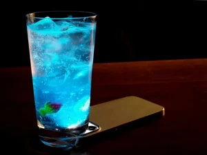 Restoran Ini Bikin Gelas Cocktail Unik Agar Pengunjung Tak Main HP