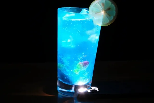 Restoran Ini Bikin Gelas Cocktail Unik Agar Pengunjung Tak Main HP