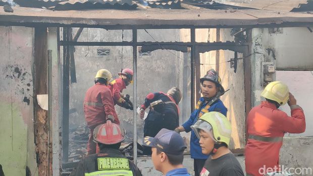 Petugas melakukan pemadaman.