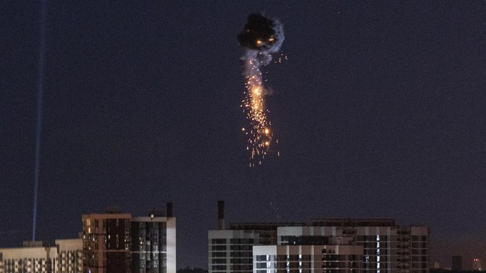 Saat Pertahanan Udara Ukraina Mencegat Drone Rusia Ukrainian air defense intercepts a Shahed drone mid-air in the third Russia aerial attack on the capital in the last 24 hours in Kyiv, Ukraine, Tuesday, May 30, 2023. (AP Photo/Evgeniy Maloletka)