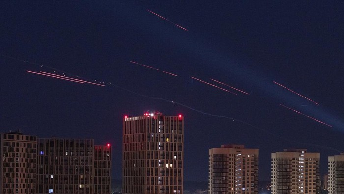 Saat Pertahanan Udara Ukraina Mencegat Drone Rusia Ukrainian air defense intercepts a Shahed drone mid-air in the third Russia aerial attack on the capital in the last 24 hours in Kyiv, Ukraine, Tuesday, May 30, 2023. (AP Photo/Evgeniy Maloletka)