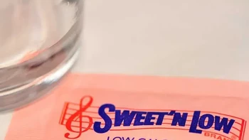 Gula sakarin: Sang penemu adalah Constantine Fahlberg, periset di Johns Hopkins University. Ia coba menemukan penggunaan baru tar batubara pada tahun 1879. Pulang dari lab, Fahlberg memperhatikan biskuit istrinya jauh lebih manis. Ternyata, bahan kimia yang pada akhirnya dikenal sebagai sakarin ada di tangannya setelah pekerjaan lab. Ia segera meminta hak paten dan memproduksi massal produknya. Foto: Insider