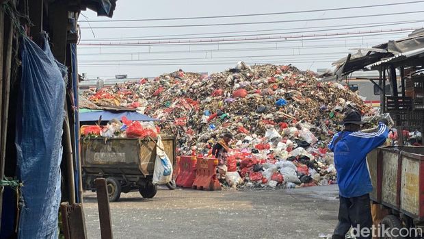 Sampah menggunung di Pasar Kemiri Muka (Devi Puspitasari/detikcom)