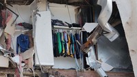 Para penghuni apartemen itu kini dievakuasi ke tempat aman.  