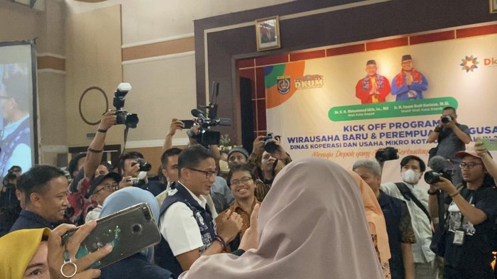 Menparekraf Sandiaga Salahuddin Uno menghadiri acara kick off program wirausaha baru dan perempuan penguasaha di Hotel Bumi Wiyata, Depok. Sandi langsung disambut oleh Sekretaris Daerah (Sekda) Depok, Supian Suri.