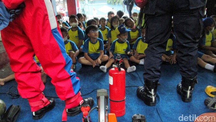 Anak-anak TK Strada Theresia mengikuti pengenalan profesi pemadam kebakaran di Koja, Jakarta Utara. Begini keseruannya.