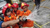 Anak-anak diajarkan tips dan trik menjadi damkar yang cekatan dan handal. 