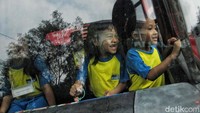 Mereka juga naik mobil pemadam kebakaran 