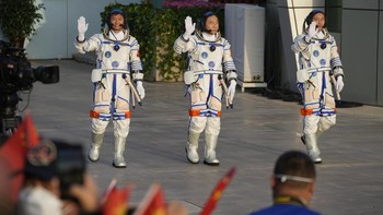 Astronaut Tiongkok untuk misi Shenzhou-16, dari kiri, Gui Haichao, Jing Haipeng, dan Zhu Yangzhu melambai saat mereka tiba untuk upacara pengiriman menjelang misi luar angkasa berawak mereka di Pusat Peluncuran Satelit Jiuquan di barat laut Tiongkok, Selasa (30/5/2023).