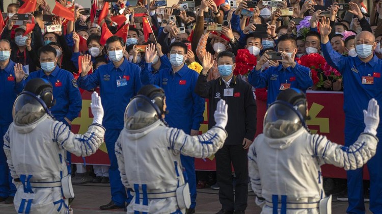Shenzhou-16 Meluncur, China Kirim Astronaut Sipil Pertamanya ke Luar Angkasa Attendees wave goodbye to Chinese astronauts during a send-off ceremony for their manned space mission at the Jiuquan Satellite Launch Center in northwestern China, Tuesday, May 30, 2023. (AP Photo/Mark Schiefelbein)