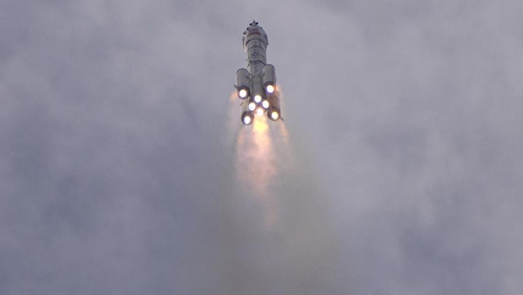 Shenzhou-16 Meluncur, China Kirim Astronaut Sipil Pertamanya ke Luar Angkasa A Long March rocket carrying a crew of Chinese astronauts in a Shenzhou-16 spaceship lifts off at the Jiuquan Satellite Launch Center in northwestern China, Tuesday, May 30, 2023. (AP Photo/Mark Schiefelbein)