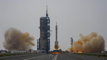 Roket Long March yang membawa awak astronaut China di pesawat luar angkasa Shenzhou-16 lepas landas di Pusat Peluncuran Satelit Jiuquan di China barat laut.   