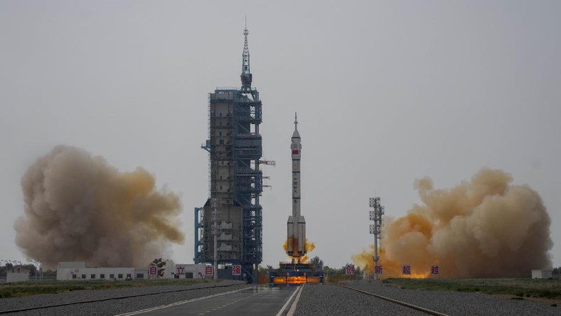 A Long March rocket carrying a crew of Chinese astronauts in a Shenzhou-16 spaceship lifts off at the Jiuquan Satellite Launch Center in northwestern China, Tuesday, May 30, 2023. (AP Photo/Mark Schiefelbein)