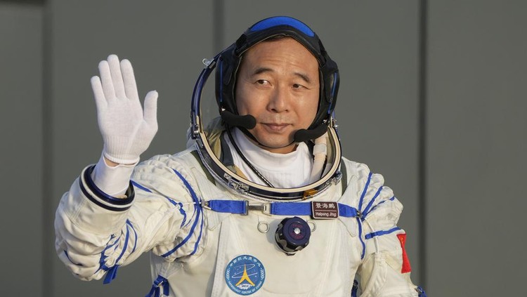 Shenzhou-16 Meluncur, China Kirim Astronaut Sipil Pertamanya ke Luar Angkasa Jing Haipeng, mission commander for the Shenzhou-16 mission waves during a send-off ceremony for his manned space mission at the Jiuquan Satellite Launch Center in northwestern China, Tuesday, May 30, 2023. (AP Photo/Mark Schiefelbein)