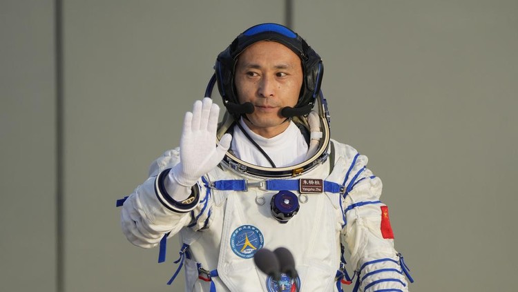 Shenzhou-16 Meluncur, China Kirim Astronaut Sipil Pertamanya ke Luar Angkasa Chinese astronaut Zhu Yangzhu waves during a send-off ceremony for his manned space mission at the Jiuquan Satellite Launch Center in northwestern China, Tuesday, May 30, 2023. (AP Photo/Mark Schiefelbein)