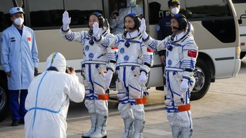 Ini menjadi misi berawak kelima yang diluncurkan Beijing ke Tiangong. Ketiga astronaut dalam Shenzhou-16 akan menggantikan tiga awak Shenzhou-15 yang tiba di Tiangong sejak November tahun lalu.