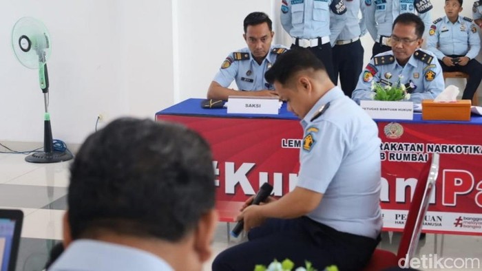 Sipir rutan Pekanbaru saat menjalani sidang etik.