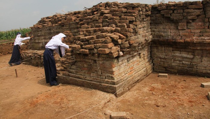 Siswa sekolah menengah pertama (SMP) melihat struktur batu situs cagar budaya Pandegong, Desa Menganto, Kecamatan Mojowarno, Kabupaten Jombang, Jawa Timur, Senin (29/5/2023). Kegiatan ini merupakan bagian dari pembelajaran literasi dalam pengenalan sejarah serta menumbuhkan kepedulian siswa terhadap cagar budaya. ANTARA FOTO/Syaiful Arif/foc.