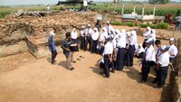 Siswa sekolah menengah pertama (SMP) mendengarkan penjelasan pamong budaya Balai Pelestarian Kebudayaan (BPK) di situs cagar budaya Pandegong, Desa Menganto, Kecamatan Mojowarno, Kabupaten Jombang, Jawa Timur, Senin (29/5/2023).  