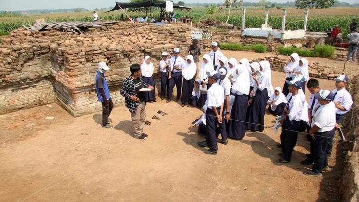 Siswa kunjungi situs cagar budaya Siswa sekolah menengah pertama (SMP) melihat struktur batu situs cagar budaya Pandegong, Desa Menganto, Kecamatan Mojowarno, Kabupaten Jombang, Jawa Timur, Senin (29/5/2023). Kegiatan ini merupakan bagian dari pembelajaran literasi dalam pengenalan sejarah serta menumbuhkan kepedulian siswa terhadap cagar budaya. ANTARA FOTO/Syaiful Arif/foc.