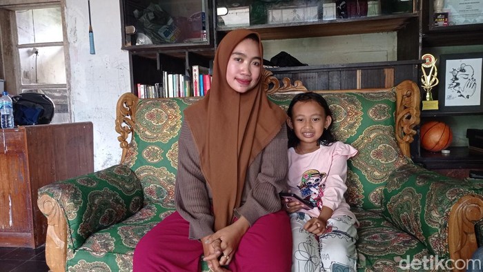 Siti Hutami (25), ibu muda yang tengah hamil 3 bulan yang tetiba ngebet ingin dibonceng polisi.